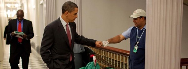 Barack Obama comprimenta funcionário da faxina
