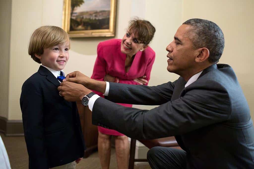 Obama Ajustando Grava de Criança