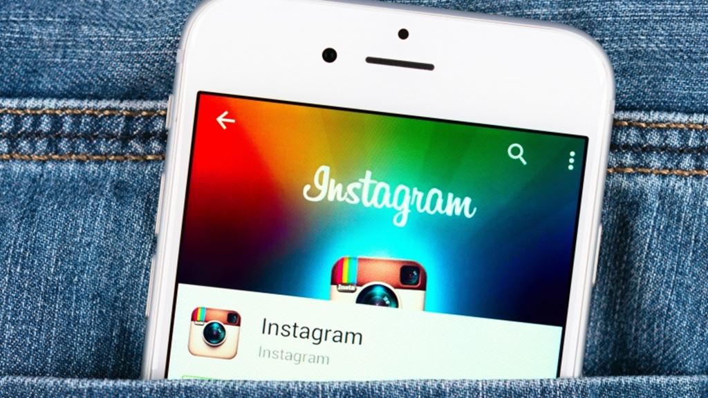 Celular com Instagram aberto no bolso jeans