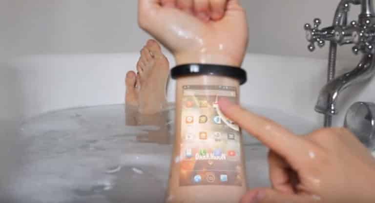 tela de celular projetada no braço