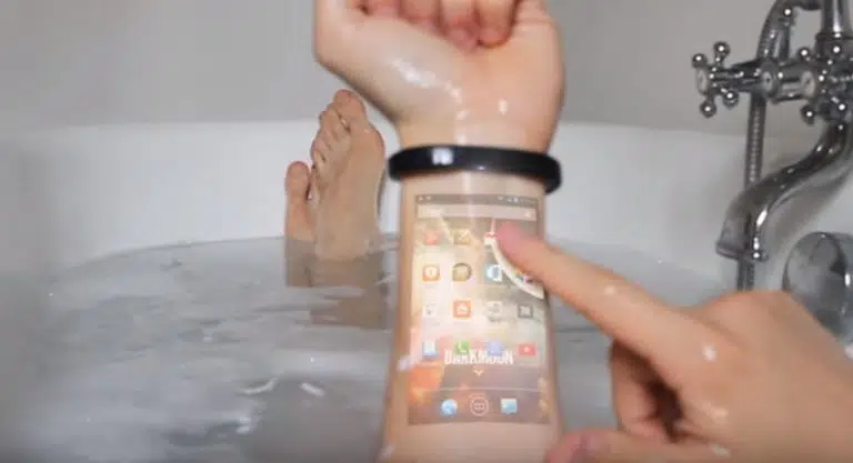tela de celular projetada no braço